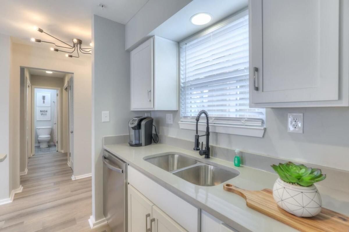 Walk To Broadway Riverfront Condo With Pool Nashville Eksteriør bilde